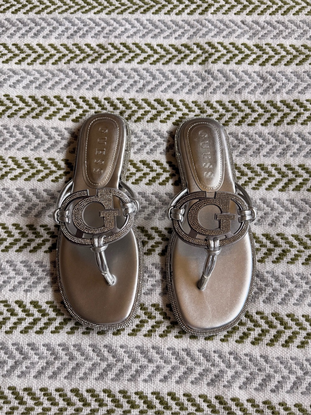 GUESS Silver Sparkling Thong Sandals size 7